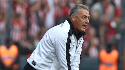 Adiós para Gustavo Alfaro, otro DT que abandona el barco en el torneo de primera división