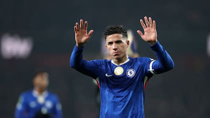 "Adiós", parece decir Enzo Fernández, quien dejó Chelsea y será jugador de Manchester City