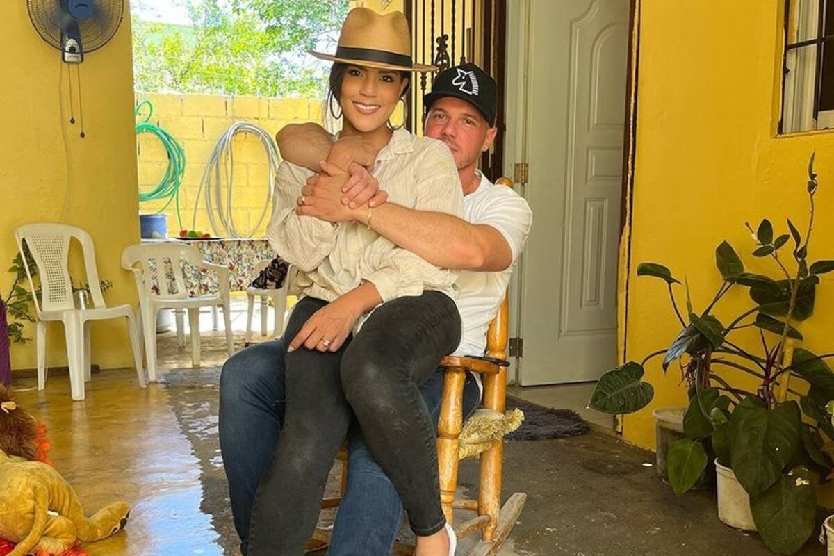 "Adivinen dónde estamos", escribió Francisca Lachapel en una publicación de Instagram con esta foto con su prometido