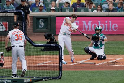 Adley Rutschman, de los Orioles de Baltimore, batea en la primera ronda del Derby de Jonrones del Juego de Estrellas, en Seattle, el lunes 10 de julio de 2023. (AP Foto/John Froschauer)