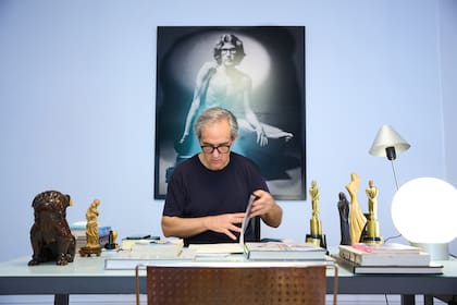 Admirador de Yves Saint Laurent, en todos sus ateliers lo acompaña la famosa foto del diseñador en la que aparece desnudo