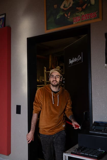 “Admiro ver cómo mi viejo se supera todo el tiempo, me agarra esa emoción de hijo que me hace lagrimear mucho. Es hermoso compartir este proyecto”, opina Joaquín que, en su rol de actor, este año también se lo vio haciendo de su papá en la biopic de Fito Páez.