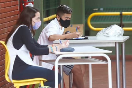 Adoctrinamiento: fuerte sesgo político en planes de estudio y manuales