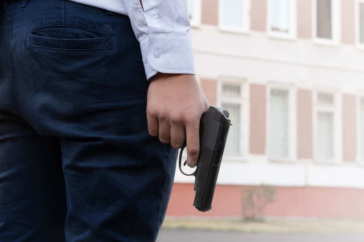 Adolescentes armados; Armas; violencia; menores; Seguridad;