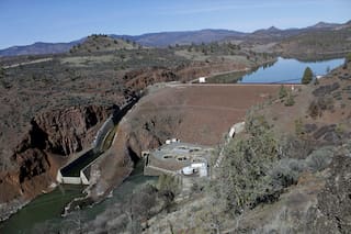 Adolescentes indígenas navegan en río de EEUU para celebrar retiro de represas y regreso del salmón