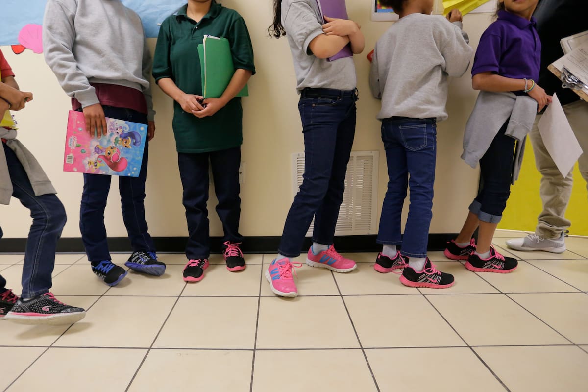 Adolescentes inmigrantes hacen fila para una clase en un centro para menores en el Valle del Río Grande, en Texas, el 29 de agosto de 2019. (Foto AP/Archivo Eric Gay)