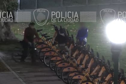 Adolescentes intentaron robar bicicletas en Parque Lezama