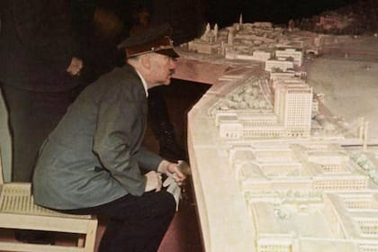 Adolf Hitler, en su búnker de Berlín, en 1945, admira la maqueta del que sería el Museo del Führer, que se emplazaría en la ciudad austríaca de Linz y donde se exhibirían buena parte de las obras de arte saqueadas por los nazis durante la Segunda Guerra Mundial
