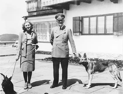 Adolf Hitler y Eva Braun en los Alpes, en una toma de propaganda oficialista; ambos se suicidaron en la misma habitación del búnker de Berlín el 30 de abril de 1945