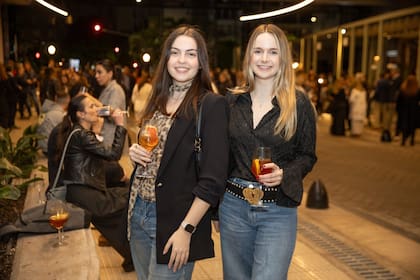 Adolfina Reynal, de 24 años, estudiante de Ciencias del Comportamiento y vecina de Recoleta, junto a una amiga, disfrutaron del evento y aprobaron el cambio