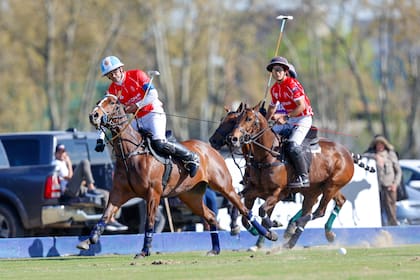 Adolfito Cambiaso en acción, seguido por Lukín Monteverde. Scone es el otro finalista del Jockey