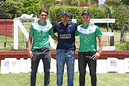 Adolfito Cambiaso junto con sus sobrinos, Jeta y Barto Castagnola, en la producción previa de LA NACION