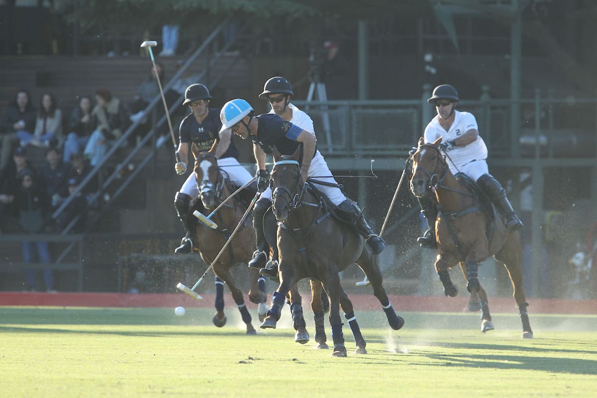 Adolfito Cambiaso rumbo al gol, perseguido por Nicolás Pieres y Rodrigo Ribeiro de Andrade: el delantero de La Dolfina marcó cuatro goles en la semi de Hurlingham