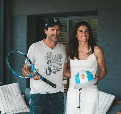 Adolfito con una raqueta de recuerdo, Gaby con el casco de Cambiaso con los colores argentinos