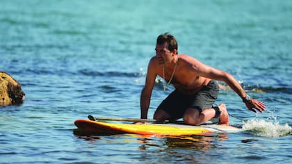 Adolfito es fanático del stand up paddle boarding, un deporte que implica fuerza, equilibrio y destreza.