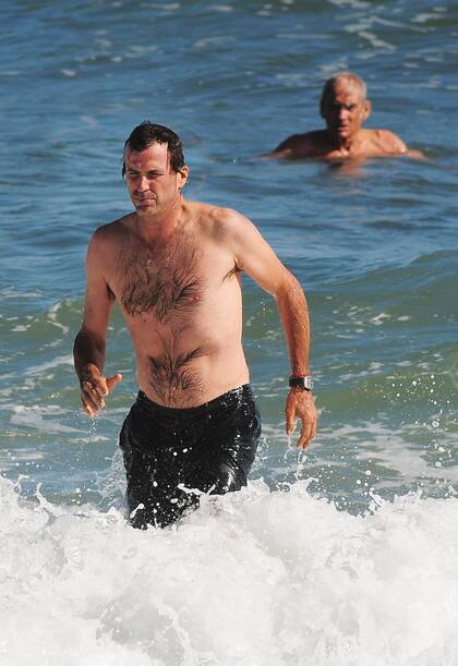 Adolfito se zambulló en el mar junto a su padre, Adolfo, fánatico del surf y de los deportes acúaticos a vela, como el windsfurf y el kite.