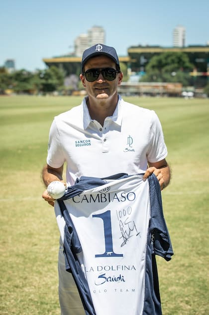 Firmadas, la camiseta y la bocha con las que Cambiaso anotó el milésimo gol de su carrera palermitana, un logro impensado pocos años atrás.