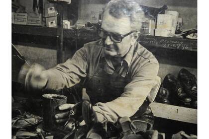 Adolfo Ayvaian en su taller