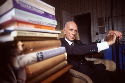 Adolfo Bioy Casares fue uno de los ilustres socios del BALTC y desde septiembre de 2010 el salón principal del club lleva su nombre.