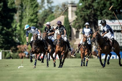 Adolfo Cambiaso ataca ante Pablo y Facundo Pieres. en la final por ahora inconclusa de Tortugas; completan la escena Juan Martín Nero y David Stirling.