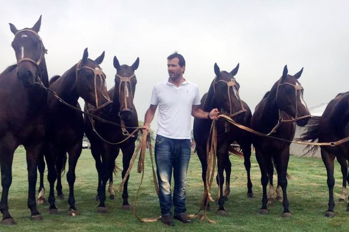 Adolfo Cambiaso con clones de la yegua de polo Cuartetera