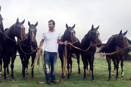 Adolfo Cambiaso con clones de la yegua de polo Cuartetera