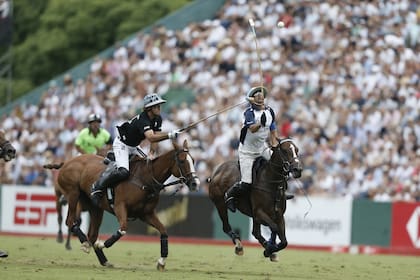 Adolfo Cambiaso continúa entregando dosis de su talento, como en esta corrida con Nicolás Pieres; a los 44 años, el crack acopió su 16ª copa de campeón de Palermo.