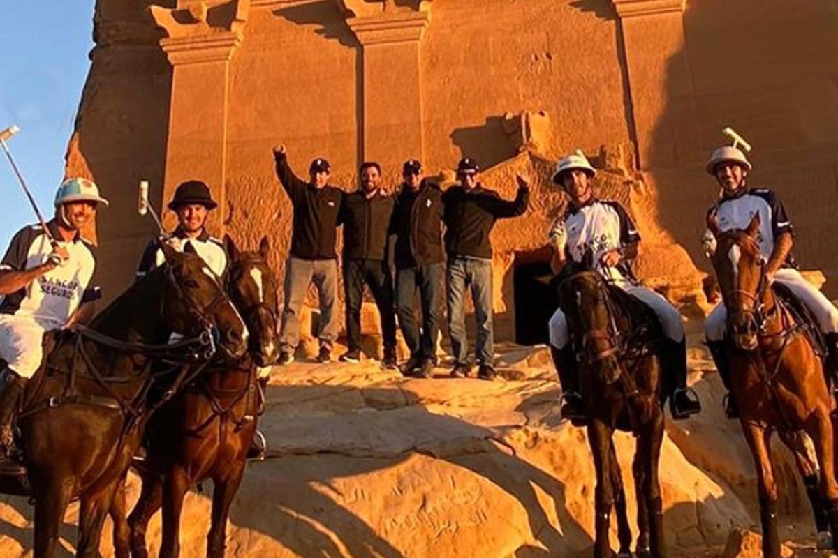 Adolfo Cambiaso, David Stirling, Pablo Mac Donough y Juan Martín Nero, junto a algunos allegados que viajaron con ellos, en el valle Al-Ula uno de los lugares más exóticos que habrá visitado el polo.