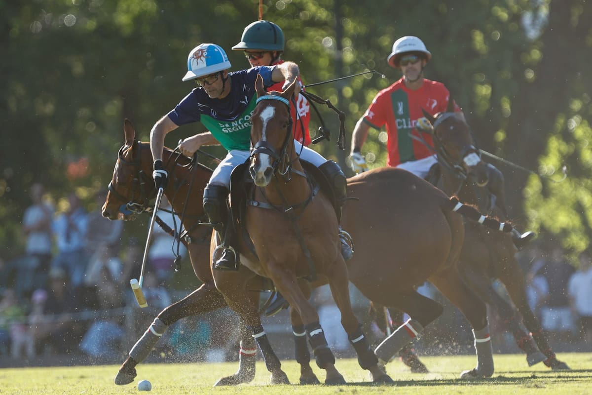 Adolfo Cambiaso deja mal parados a Ignatius Du Plessis y Pablo Mac Donough; el crack de 50 años hizo 4 goles, incluido uno de penal, para La Natividad-La Dolfina contra La Irenita-La Hache en el Abierto de Tortugas.
