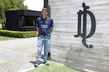 Adolfo Cambiaso, en el acceso a La Dolfina; el crack tiene decidido jugar con su hijo, Poroto, en 2022, pero, por su edad, no cree que llegue a compartir equipo con sus sobrinos.