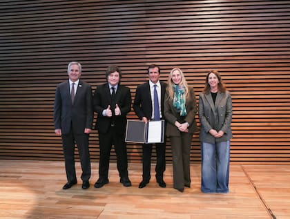 Adolfo Cambiaso junto a Quirno, Javier Milei, Karina Milei y Pilar Ramírez