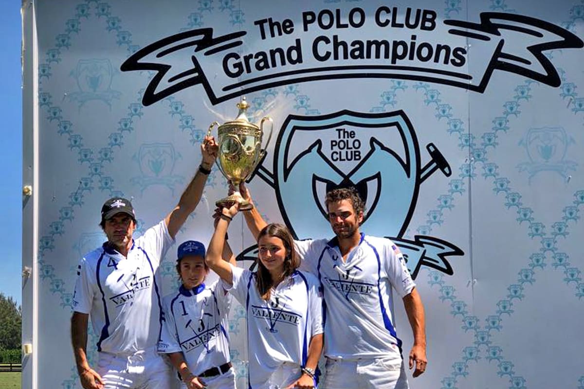 Adolfo Cambiaso junto a su esposa y sus hijos .
