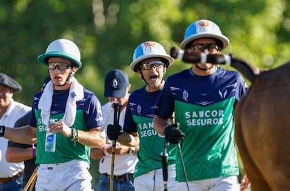 Adolfo Cambiaso le grita a su hijo en un descanso; a la izquierda, Bartolomé Castagnola, que declaró, en sintonía con su tío: "¿Presión? Claro, y me encanta tenerla".