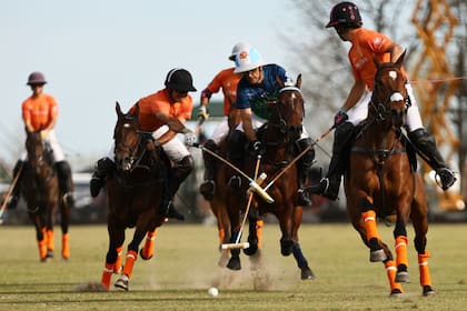 Adolfo Cambiaso maniobrando en la semifinal contra Las Monjitas, que La Natividad-La Dolfina ganó con autoridad