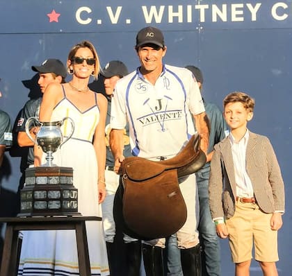 Adolfo Cambiaso, MVP de la final, recibe la montura de premio