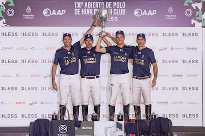Adolfo Cambiaso, Pelón Stirling, Poroto Cambiaso y Juan Martín Nero levantan la copa.