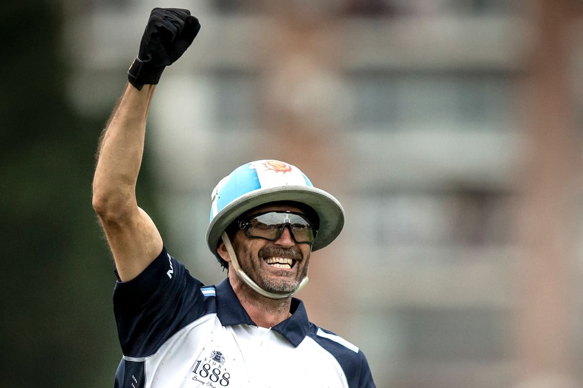 Adolfo Cambiaso recibió el permiso para viajar a Inglaterra; en caso de que haya temporada, la protagonizará con su hijo.