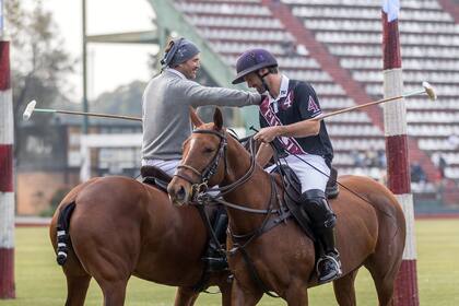 Adolfo Cambiaso se saluda con Facundo Pieres, un rival de muchas batallas pero con quien tiene muy buen vínculo; el hijo del líder de La Dolfina tuvo su primer partido oficial contra los tres hermanos Pieres juntos.