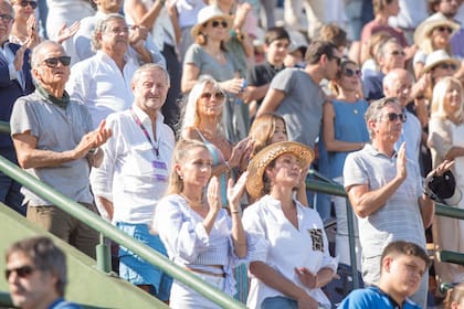 Adolfo Cambiaso V, el padre de un campeón, compartió la tribuna con su íntimo, Cristiano Rattazzi y su mujer, Gabriela Castellani. También se ve a Gisela Dulko, con camisa a rayas, y a Pablo Roemmers, con anteojos.