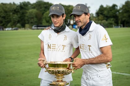 Adolfo Cambiaso VII, Adolfo Cambiaso VI y la Copa de Oro que conquistaron juntos en julio; el padre evalúa la posibilidad de jugar con su hijo la Triple Corona de Buenos Aires, que debería empezar en los próximos días.