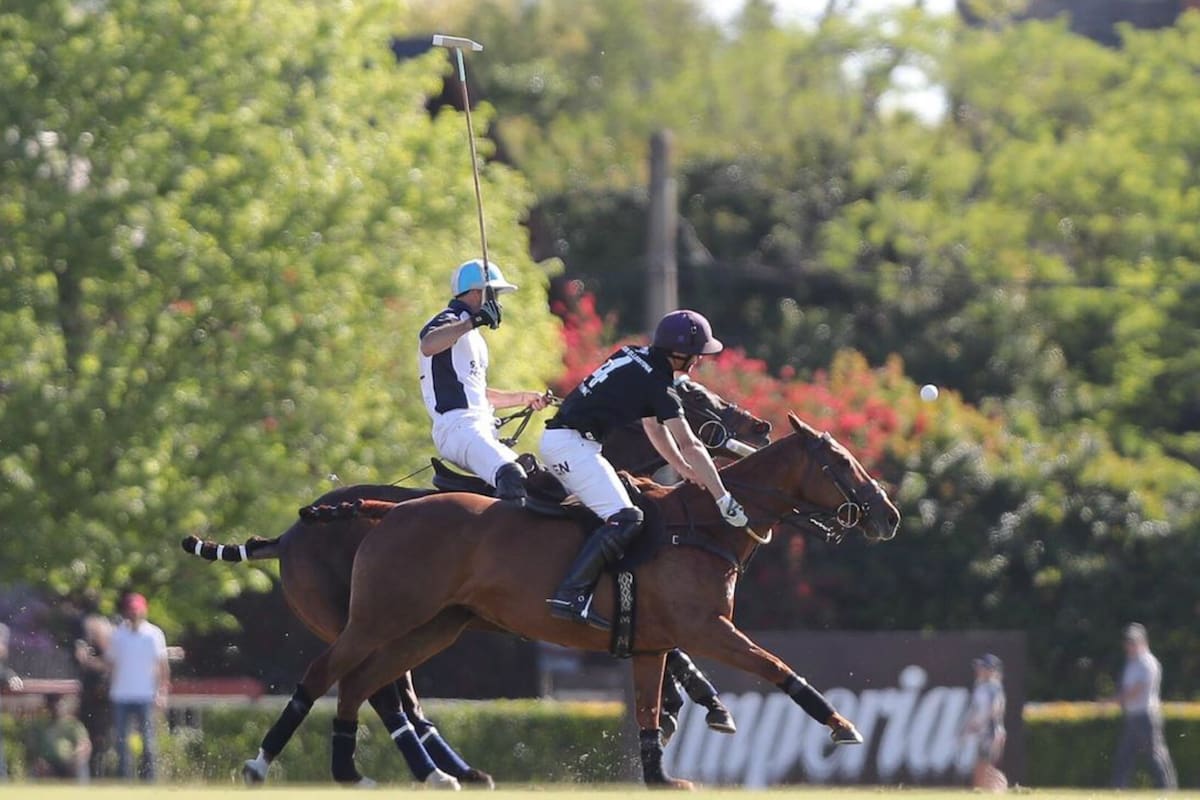 Adolfo Cambiaso y Facundo Pieres, durante los pocos minutos que pudieron jugarse ayer en Tortugas