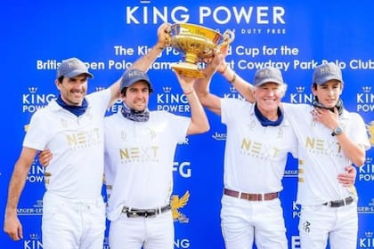 Adolfo Cambiaso y Poroto, en las puntas de la formación; acompañan Diego Cavanagh, que reemplazó a David Stirling, y el patrón Jean-Francois Decaux