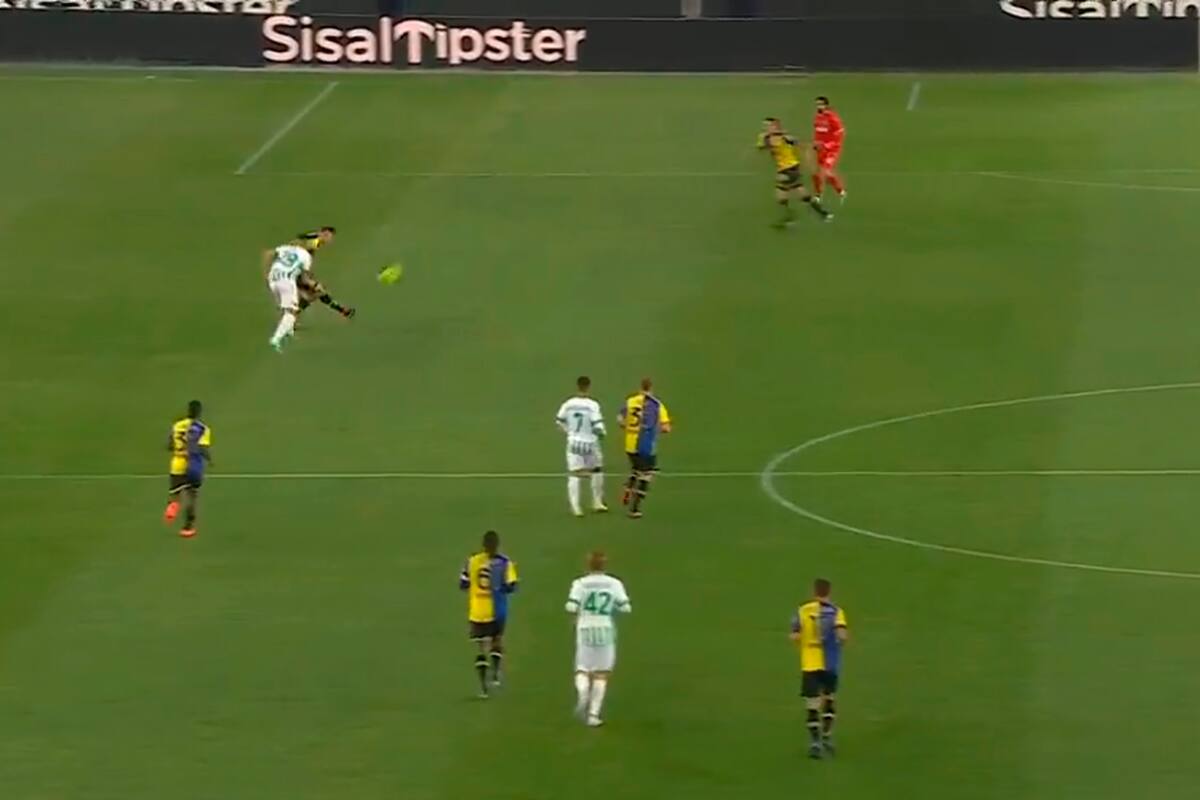 Adolfo Gaich acaba de impactar la pelota desde 50 metros; será su primer gol en la Serie A y valdrá tres puntos para Verona, que venció 2-1 a Sassuolo