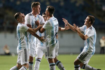 Adolfo Gaich celebra su primer gol para la victoria de Argentina sobre Venezuela