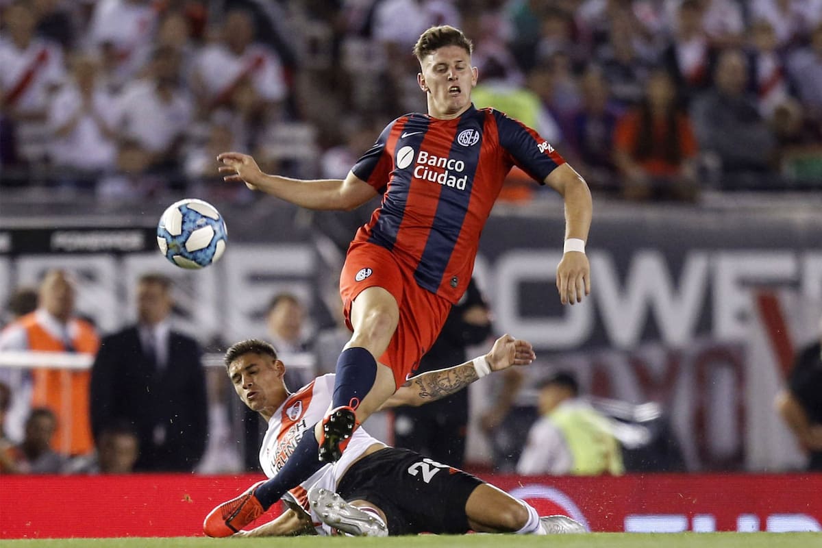 Adolfo Gaich, en un partido frente a River durante su paso por San Lorenzo