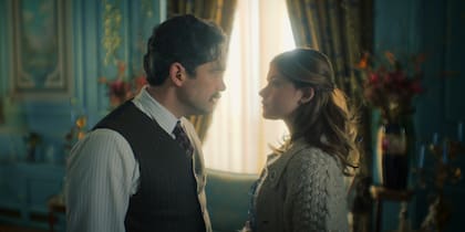 Adolfo Herrera y Nicole Wallece, en una de las escenas de la serie La casa de los espíritus
