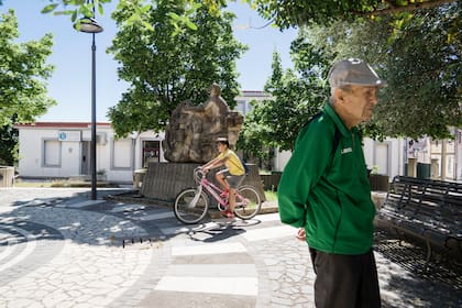 Adolfo Melis, de 99 años, forma parte de una familia de Perdasdefogu, en Cerdeña, que obtuvo el Récord Guinness por la mayor edad combinada: más de 800 años sumados entre nueve hermanos vivos