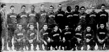 Adolfo Pedernera, con el plantel de Colombia que se clasificó a un Mundial por primera vez: participó de Chile 62