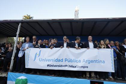 Adolfo Pérez Esquivel y representantes universitarios dan los primeros discursos