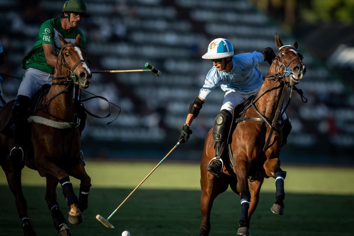 Adolfo "Poroto" Cambiaso, de La Dolfina-Brava, maniobra frente a Ignatius Du Plessis, de La Natividad; el chico de 16 años tiene una mínima chance de ser hoy mismo finalista del Argentino Abierto de polo.